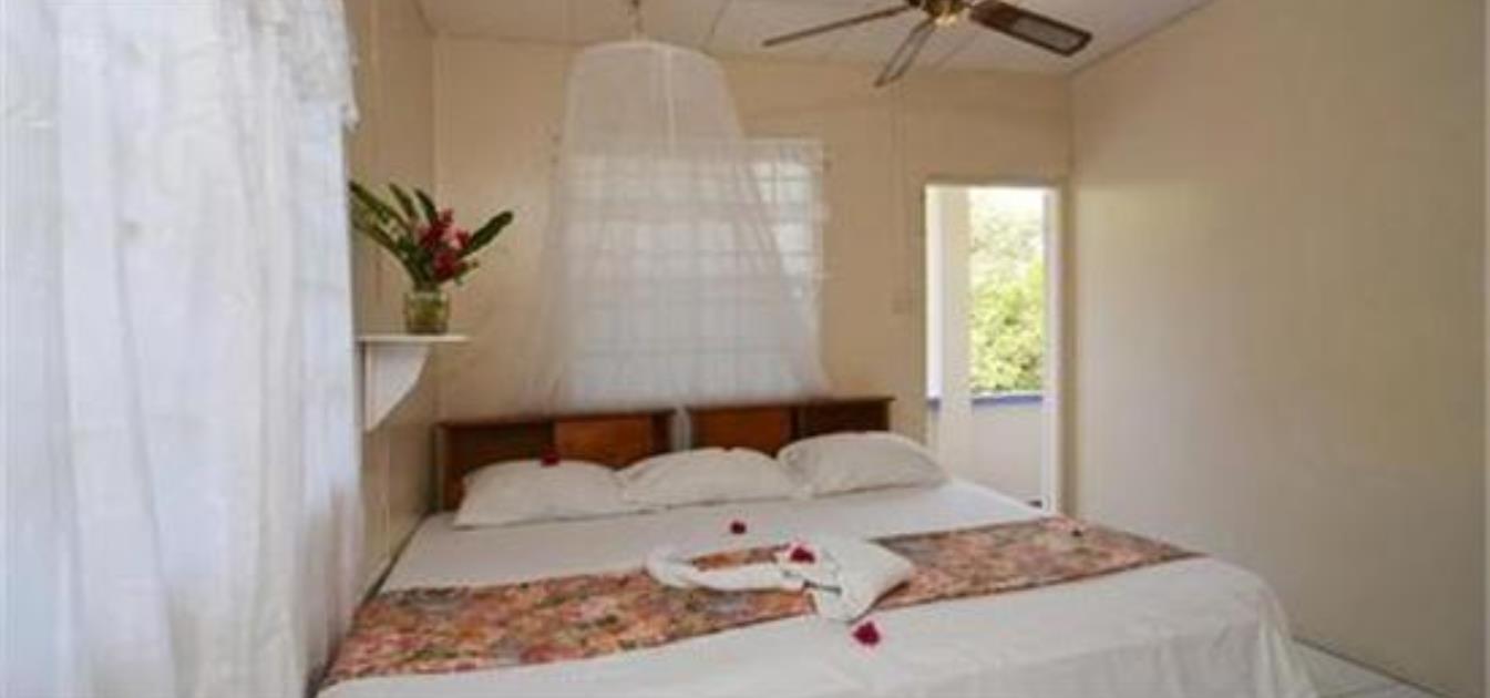 vacation-rentals/st-vincent-and-the-grenadines/bequia/lower-bay/keegan's-guest-room-beach-comber
