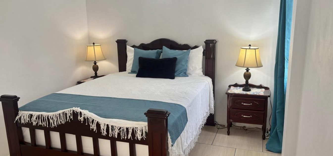 vacation-rentals/st-vincent-and-the-grenadines/bequia/friendship-bay/royal-view-apartment-1