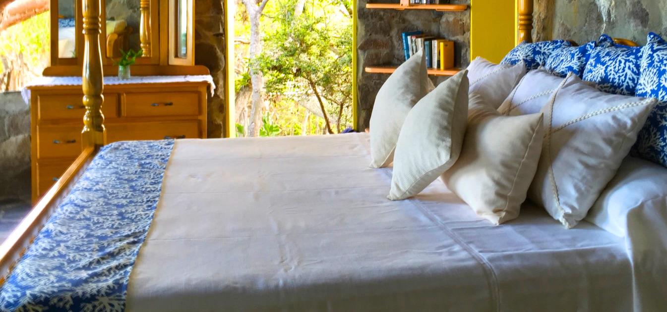vacation-rentals/st-vincent-and-the-grenadines/bequia/moonhole/burke-house