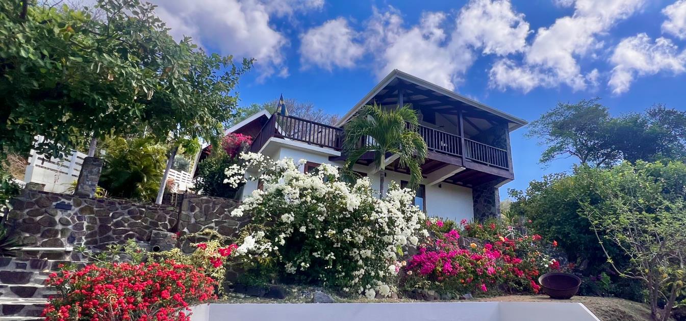 vacation-rentals/st-vincent-and-the-grenadines/bequia/ocar/harbour-view-upper-apartment