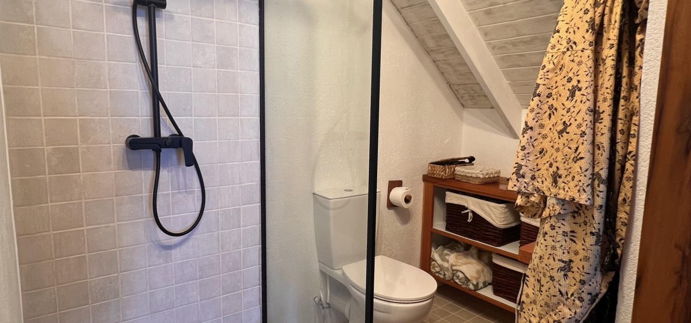 vacation-rentals/st-vincent-and-the-grenadines/bequia/ocar/harbour-view-upper-apartment