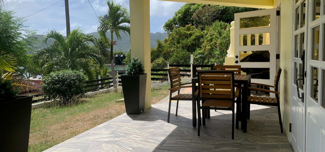 vacation-rentals/st-vincent-and-the-grenadines/bequia/hamilton/beach-view-apartment