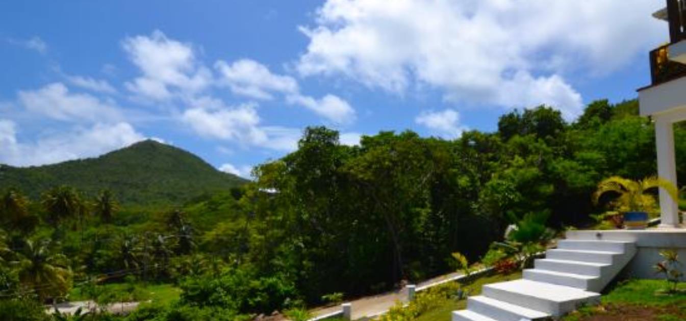 vacation-rentals/st-vincent-and-the-grenadines/bequia/crescent-bay/beachfront-plantation-house-ijeoma-shoreside