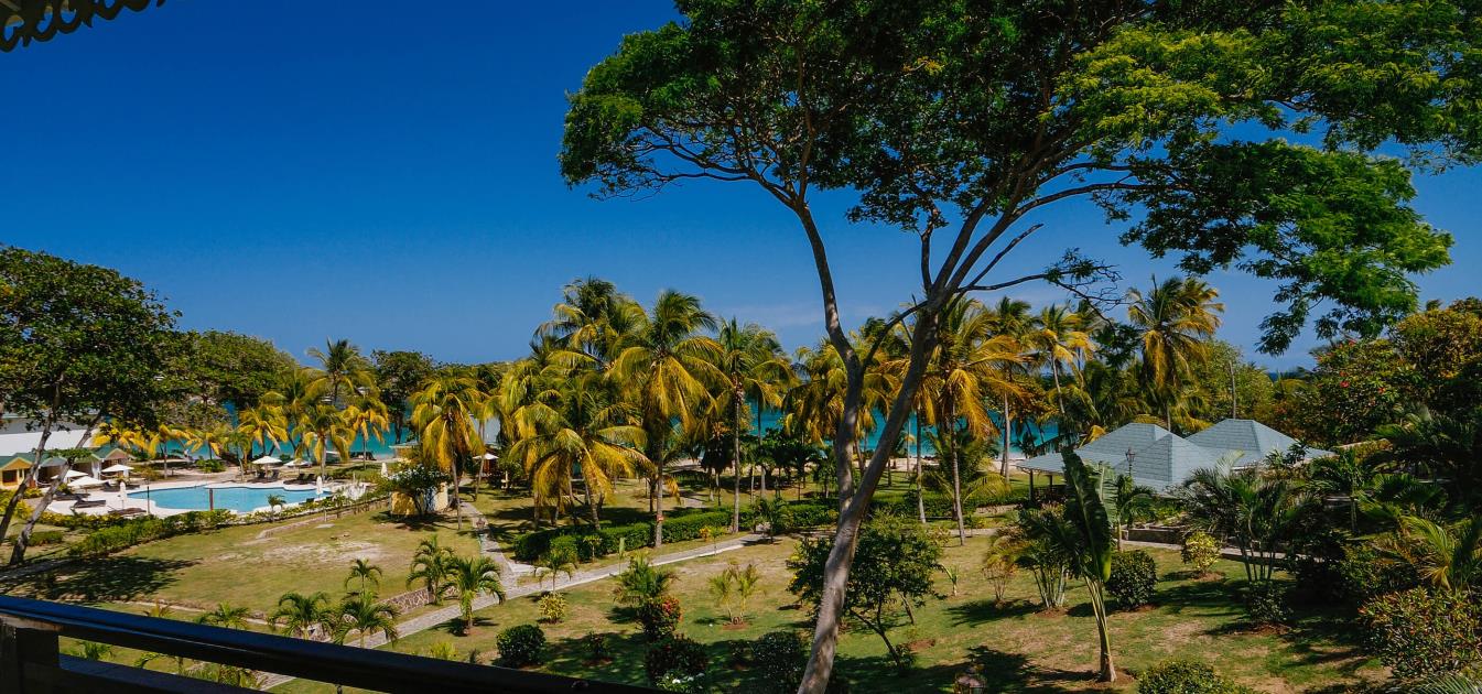 vacation-rentals/st-vincent-and-the-grenadines/bequia/friendship-bay/bequia-beach-hotel-junior-plantation-suite
