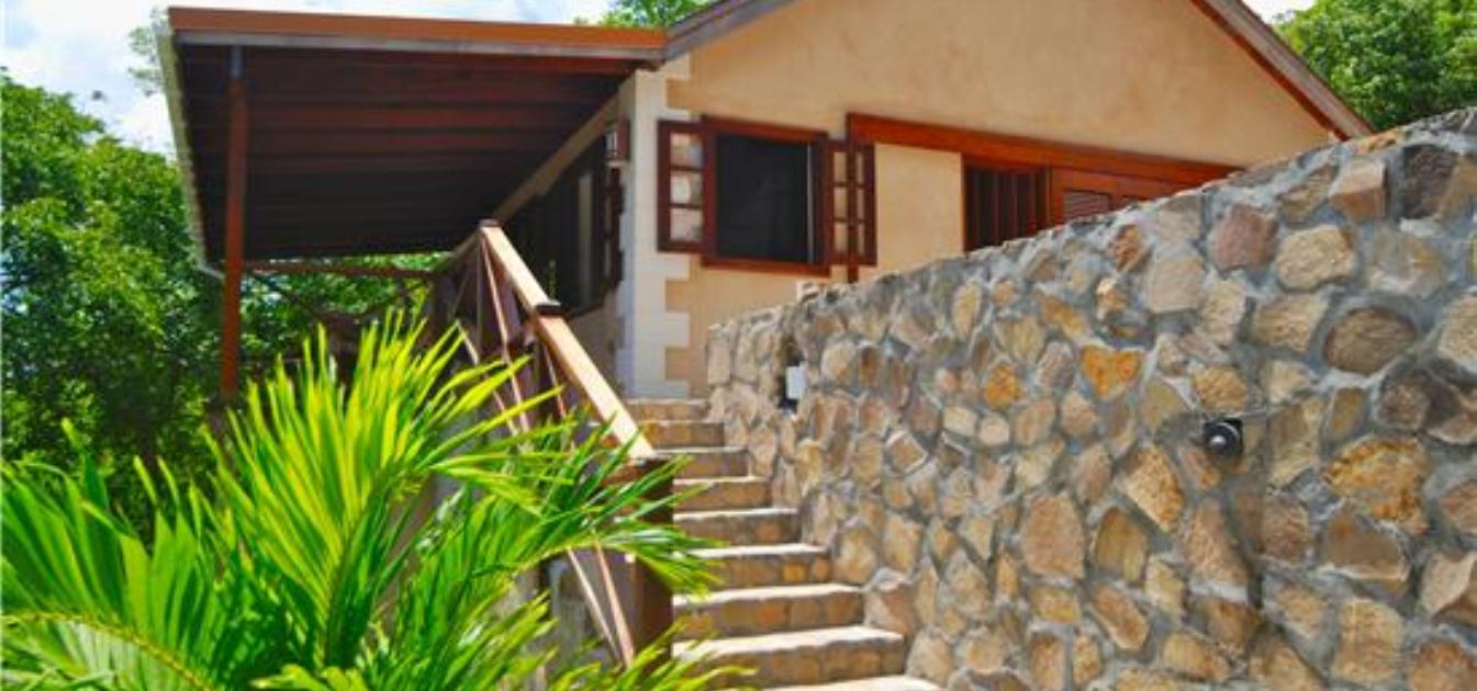 vacation-rentals/st-vincent-and-the-grenadines/bequia/hope-bay/sights-and-sounds-guest-studio