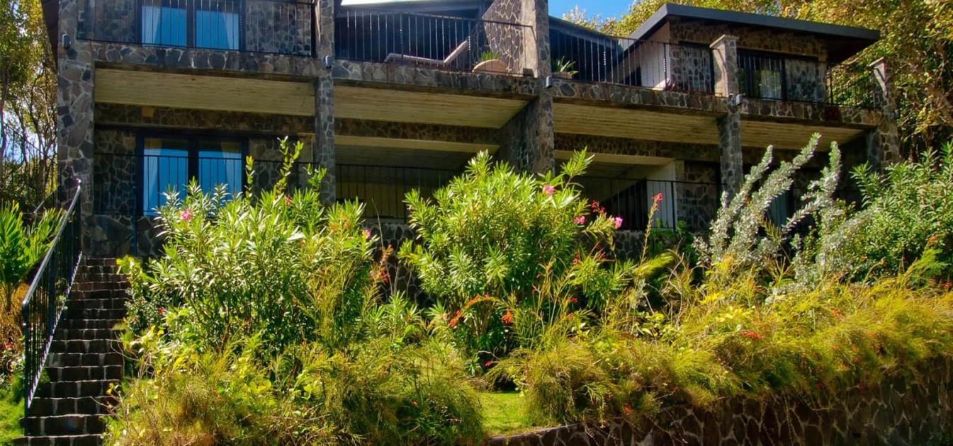 vacation-rentals/st-vincent-and-the-grenadines/bequia/spring/firefly-bequia