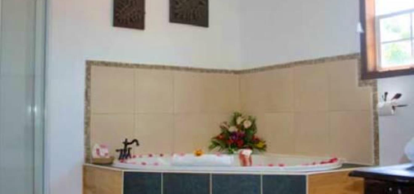 vacation-rentals/grenada/grenada-island/true-blue/blue-bay-tower-room