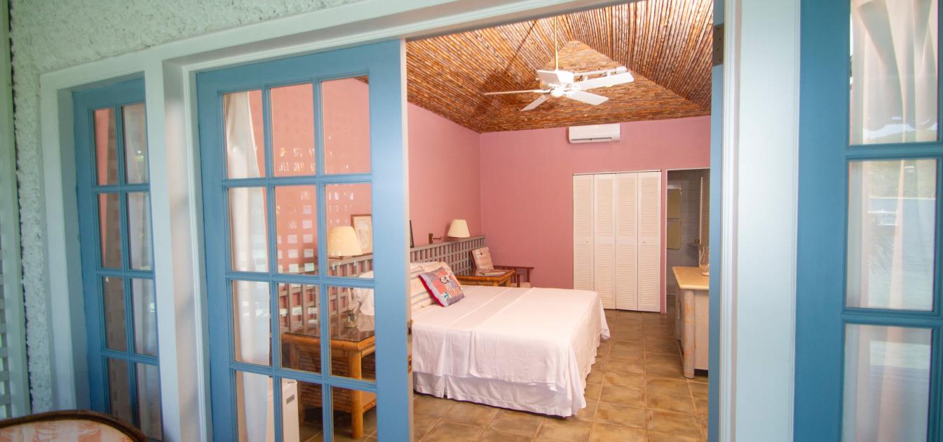 vacation-rentals/st-vincent-and-the-grenadines/bequia/friendship-bay/bequia-beachfront-estate-7-bedroom
