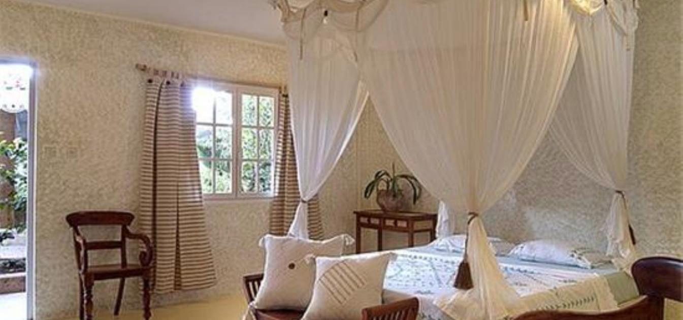 Waterfront Hotel & Restaurant Bougainvilla