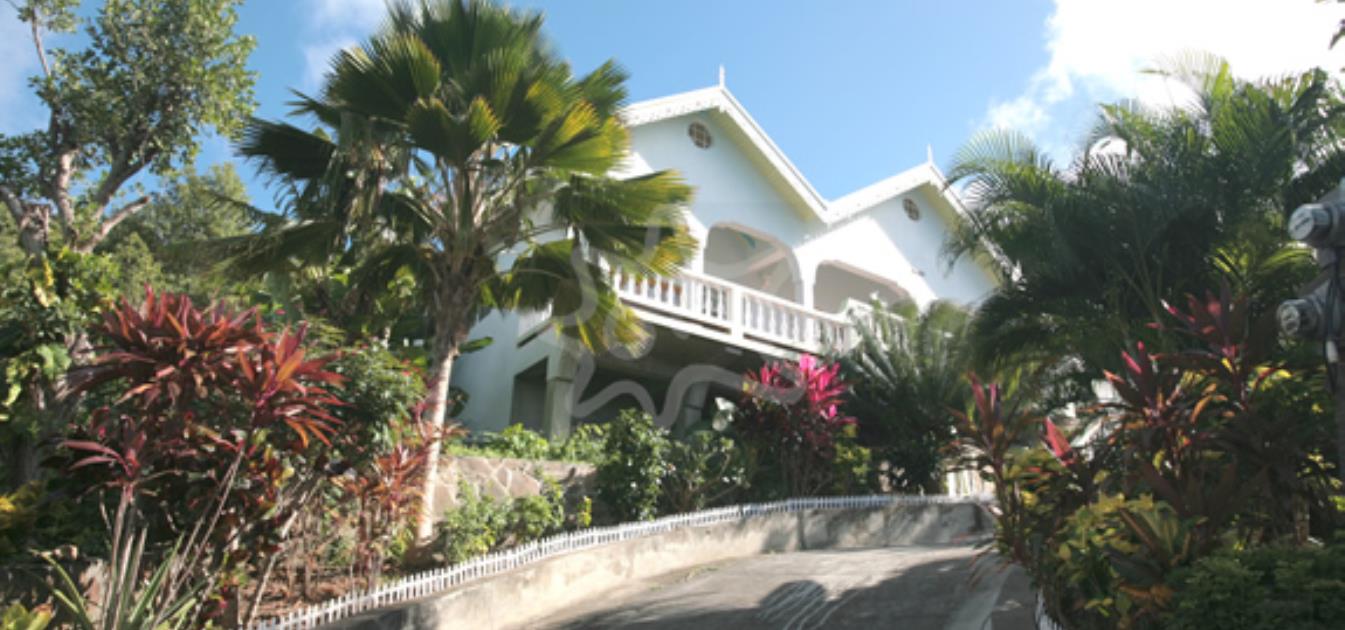 vacation-rentals/st-vincent-and-the-grenadines/bequia/lower-bay/lighthouse-villa