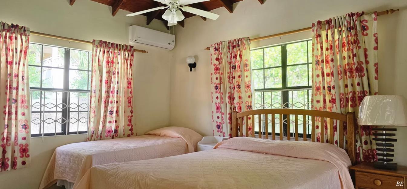 vacation-rentals/st-vincent-and-the-grenadines/bequia/lower-bay/casablanca-upper-villa
