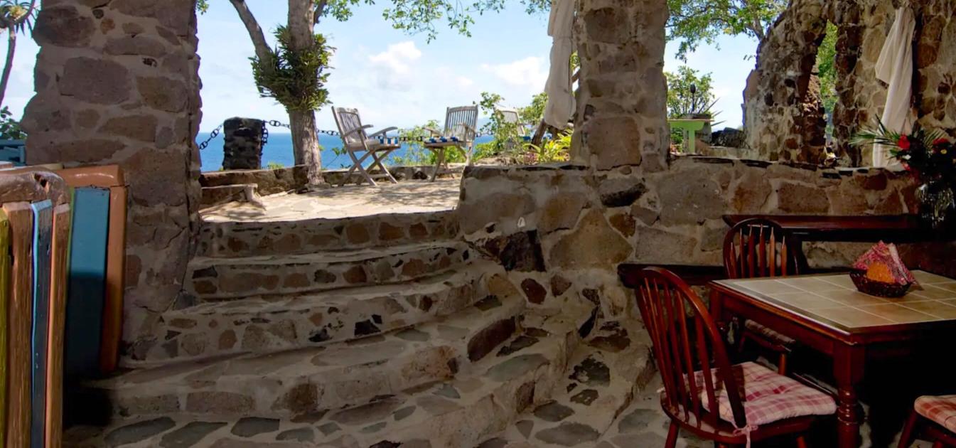 vacation-rentals/st-vincent-and-the-grenadines/bequia/moonhole/burke-house